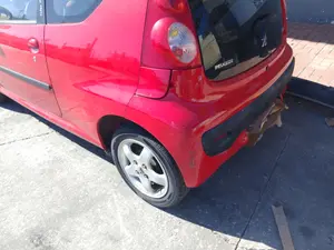 Foto de PARAGOLPES TRASERO PEUGEOT 107 1.0 CAT (384F) (68 CV / 50 KW) foto 2