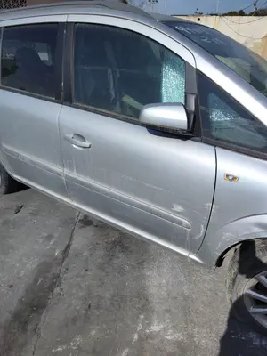 Foto de PUERTA DELANTERA DERECHA OPEL ZAFIRA B 1.9 CDTI (120 CV / 88 KW) referencia 13203014