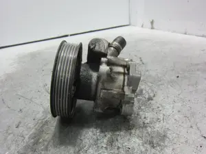 Foto de BOMBA DIRECCION VOLKSWAGEN PASSAT BERLINA (3B3) referencia 8E0145155N foto 2