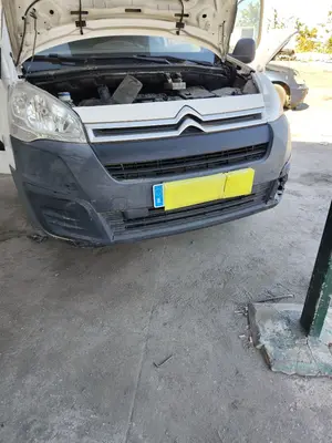 Foto de PARAGOLPES DELANTERO CITROEN BERLINGO FURGÓN 1.6 Blue-HDI FAP (99 CV / 73 KW)