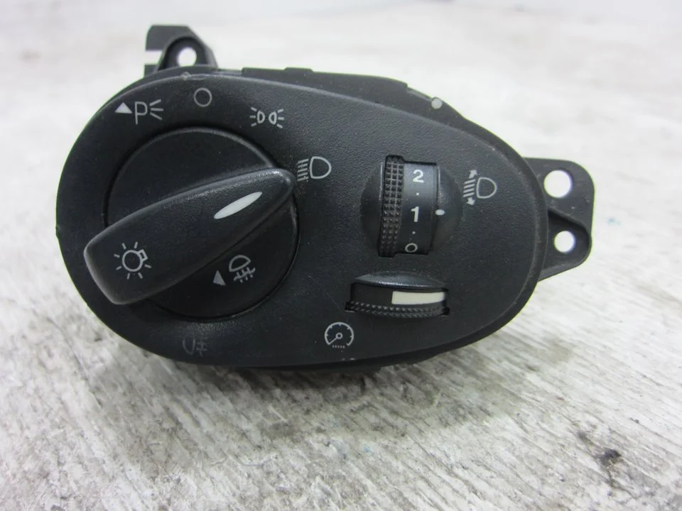 Foto de MANDO LUCES FORD FOCUS BERLINA (CAK) 1.8 TDDI Turbodiesel CAT (90 CV / 66 KW) referencia 98AG13A024BH
