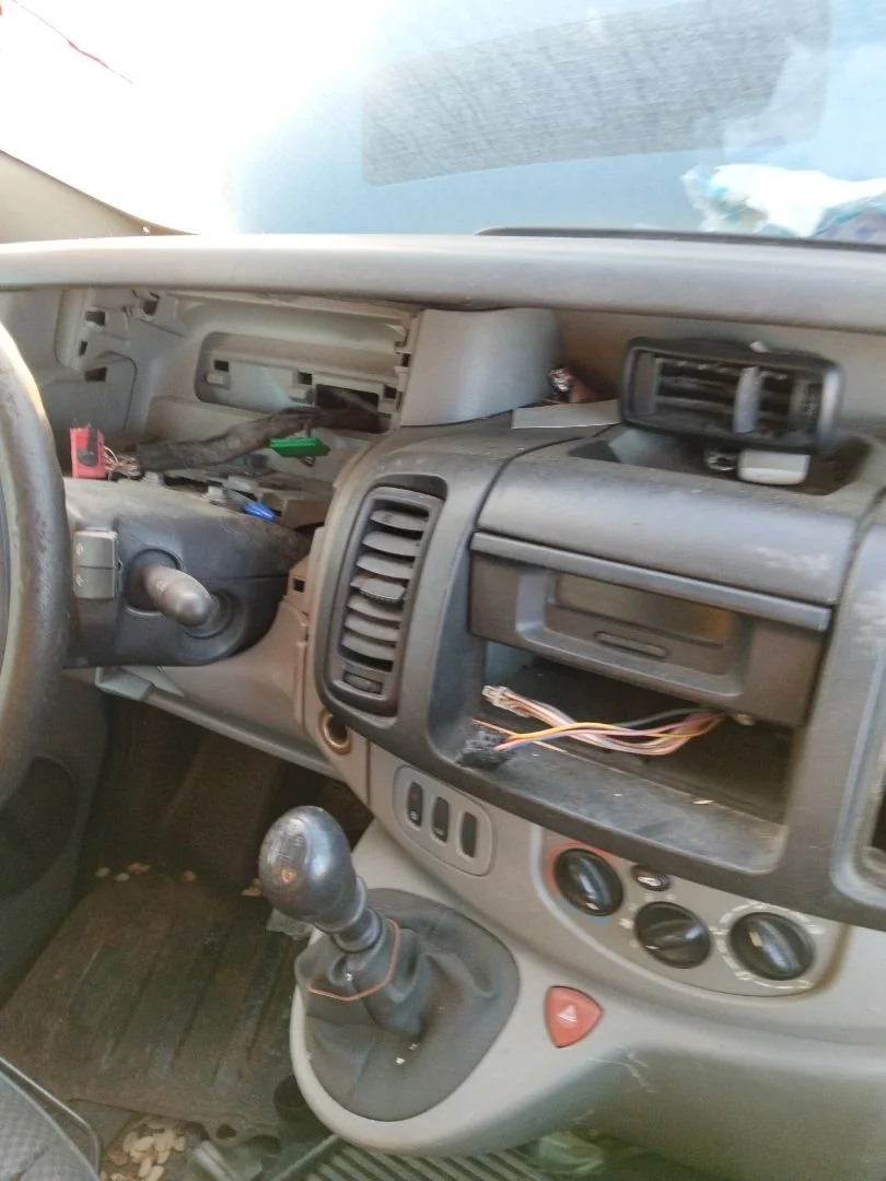 Foto de CONSOLA CENTRAL RENAULT TRAFIC II COMBI 1.9 Diesel (101 CV / 74 KW)