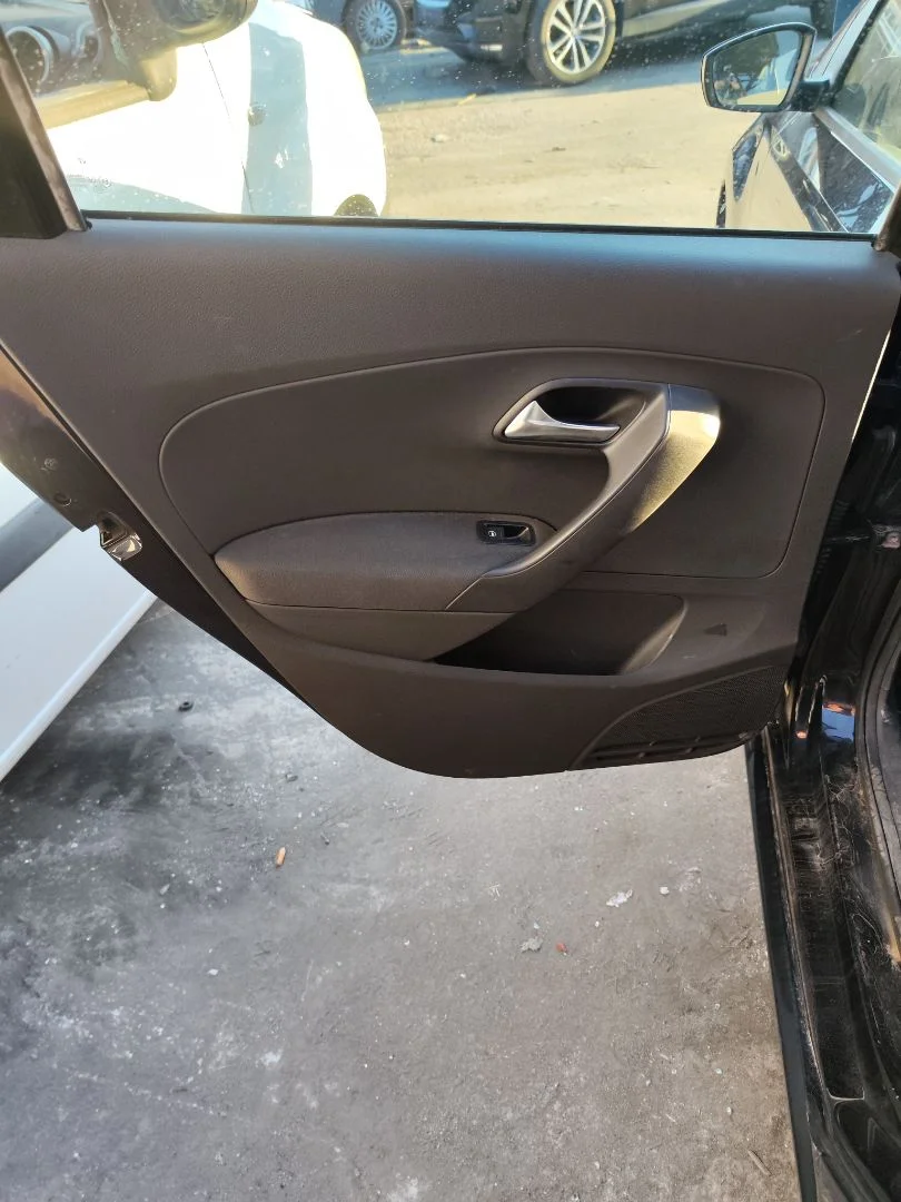 Foto de GUARNECIDO PUERTA TRASERA IZQUIERDA VOLKSWAGEN POLO V (6R1) 1.2 (60 CV / 44 KW)