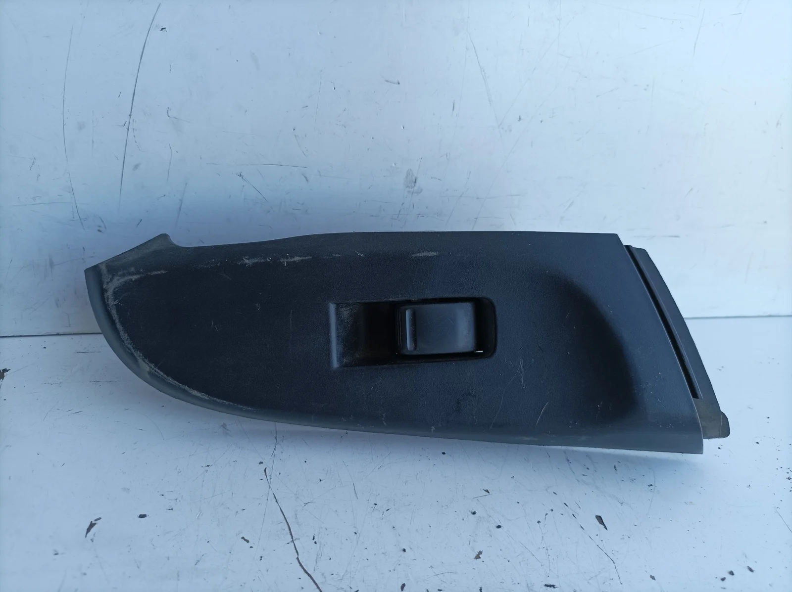 Foto de MANDO ELEVALUNAS TRASERO DERECHO NISSAN ALMERA (N16/E) 1.5 dCi Turbodiesel CAT (82 CV / 60 KW) referencia 82960