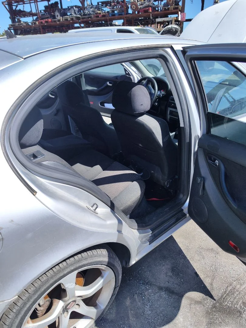 Foto de GOMAS CONTORNO PUERTA SEAT LEON (1M1) 1.9 TDI (90 CV / 66 KW)