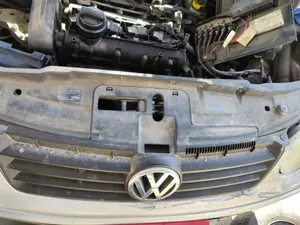 Foto de REJILLA DELANTERA VOLKSWAGEN POLO IV (9N1) 1.4 16V (75 CV / 55 KW) foto 2