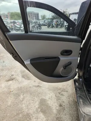 Foto de GUARNECIDO PUERTA TRASERA IZQUIERDA RENAULT CLIO III 1.2 16V (75 CV / 55 KW)