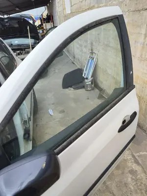 Foto de LUNA DELANTERA IZQUIERDA RENAULT CLIO III 1.5 dCi Diesel FAP (75 CV / 55 KW)
