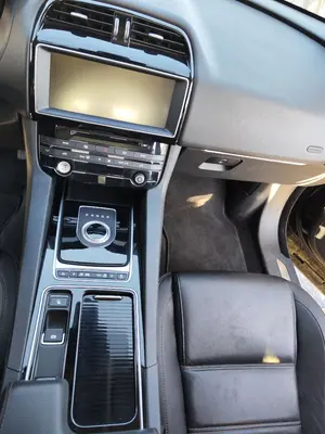 Foto de CONSOLA CENTRAL JAGUAR F-PACE 3.0 V6 Diesel CAT (301 CV / 221 KW) referencia HK83045J40AD