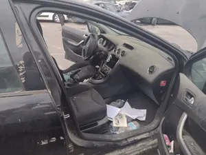 Foto de GOMAS CONTORNO PUERTA PEUGEOT 308 1.6 16V HDi (90 CV / 66 KW)
