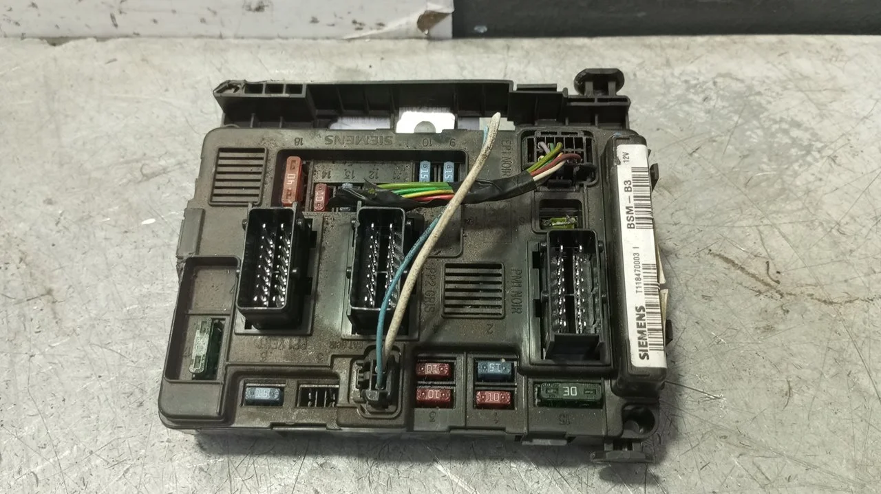 Foto de CAJA RELES / FUSIBLES CITROEN XSARA PICASSO 1.6 HDi CAT (9HY / DV6TED4) (109 CV / 80 KW) referencia 9643498880