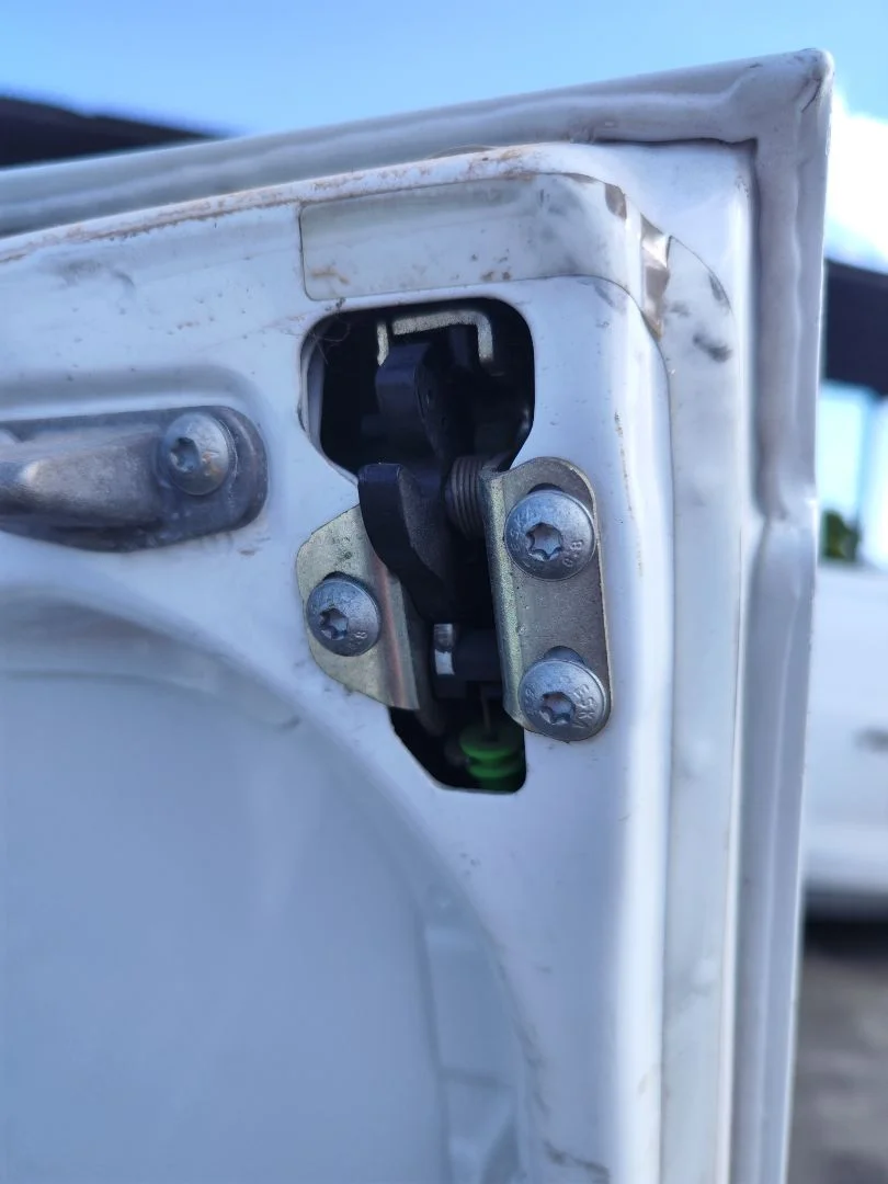 Foto de CERRADURA MALETERO / PORTON MERCEDES-BENZ VITO FURGÓN (447) 1.6 CDI CAT (114 CV / 84 KW)