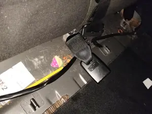Foto de ENGANCHE CINTURON TRASERO IZQUIERDO FORD FIESTA (CBK)