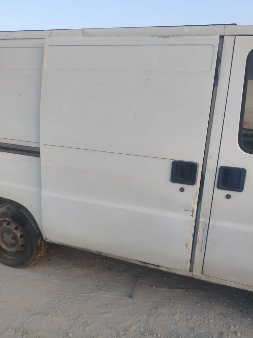 Foto de PUERTA TRASERA DERECHA CITROEN JUMPER FURGÓN 2.5 Diesel (86 CV / 63 KW)