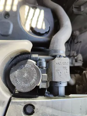 Foto de DEPOSITO EXPANSION BMW SERIE 3 BERLINA (E46) 2.5 24V CAT (170 CV / 125 KW) referencia 17117573780 foto 2