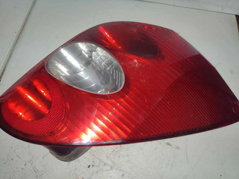 Foto de PILOTO TRASERO DERECHO RENAULT LAGUNA II (BG0) 1.9 dCi Diesel FAP (131 CV / 96 KW) referencia 8200002472