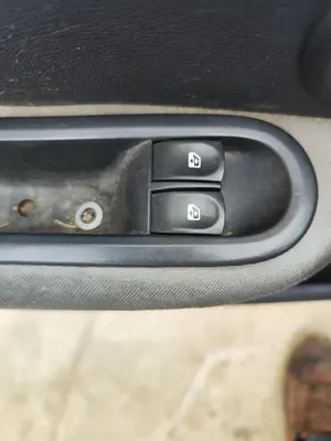 Foto de MANDO ELEVALUNAS DELANTERO IZQUIERDO RENAULT CLIO III 1.5 dCi Diesel FAP (75 CV / 55 KW)