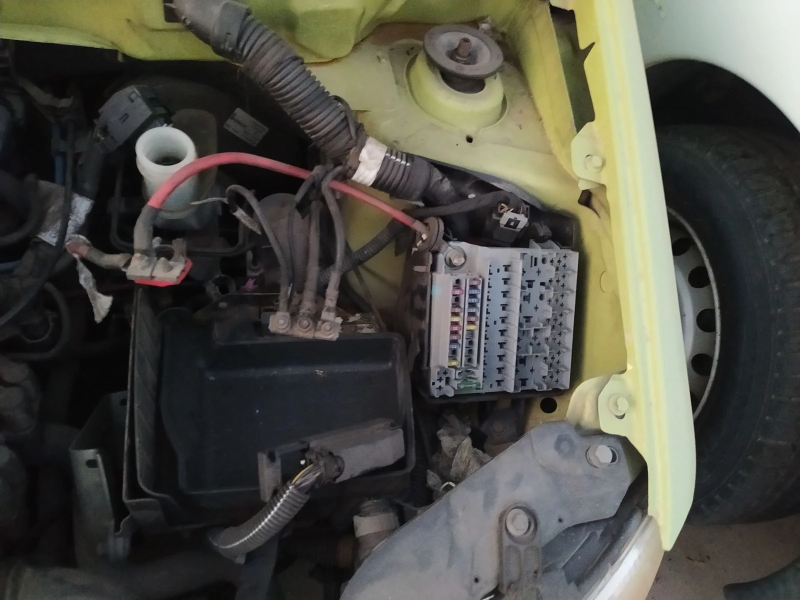 Foto de CAJA RELES / FUSIBLES FIAT II PANDA (169) 1.2 CAT (60 CV / 44 KW) referencia 0051870141