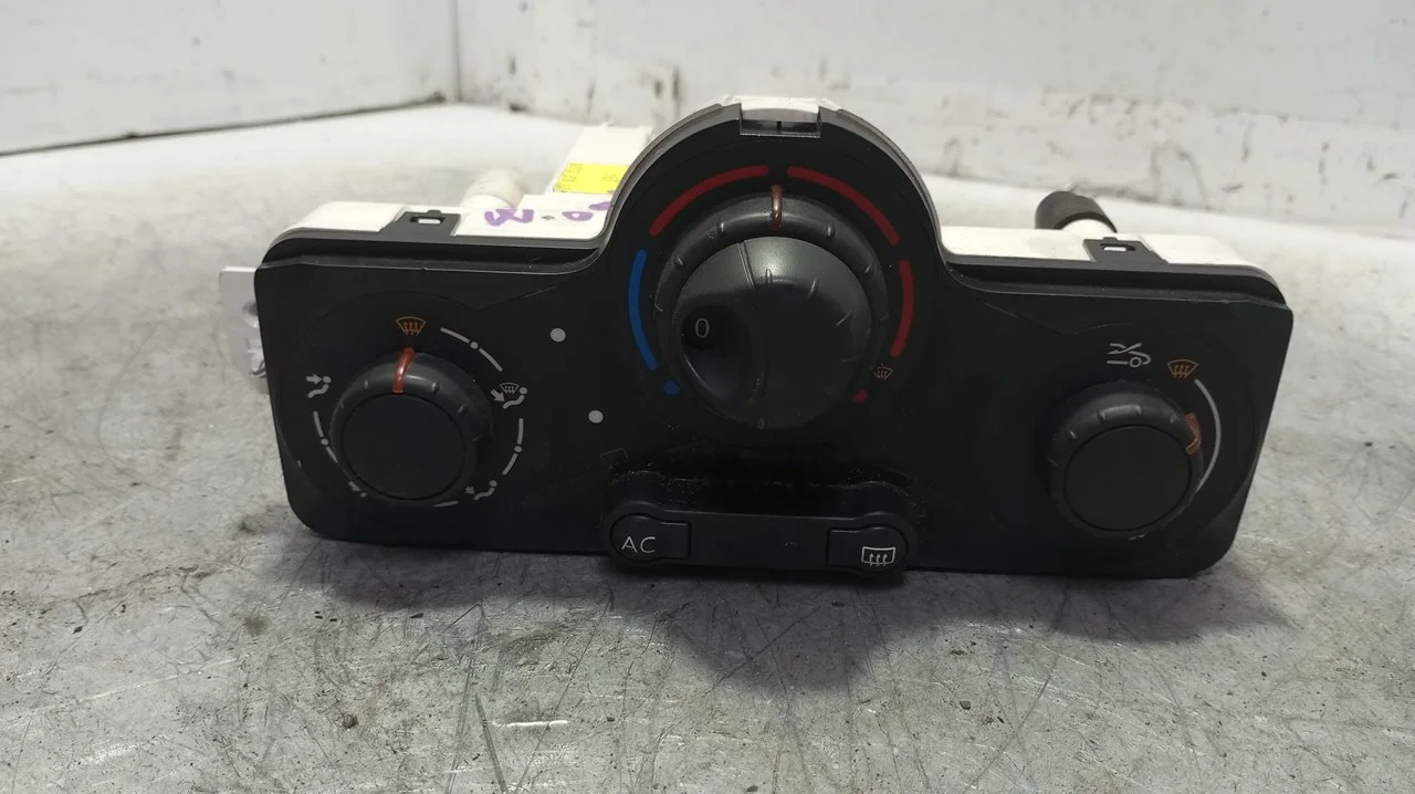 Foto de MANDO CALEFACCION / AIRE ACONDICIONADO RENAULT CLIO III 1.2 16V (75 CV / 55 KW) referencia 69597003