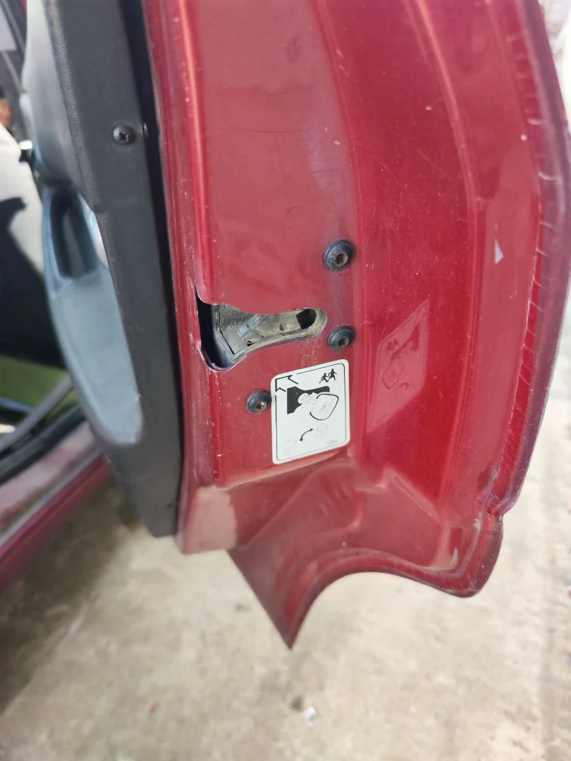 Foto de CERRADURA PUERTA TRASERA DERECHA FORD FOCUS BERLINA (CAK) 1.6 16V CAT (101 CV / 74 KW)