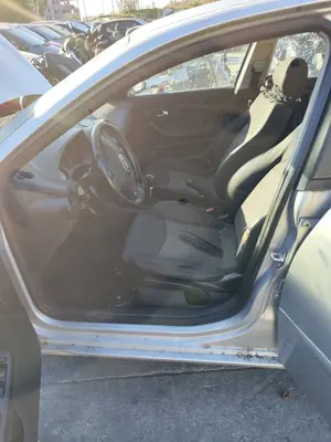 Foto de GOMAS CONTORNO PUERTA SEAT CORDOBA BERLINA (6L2) 1.9 TDI (131 CV / 96 KW)