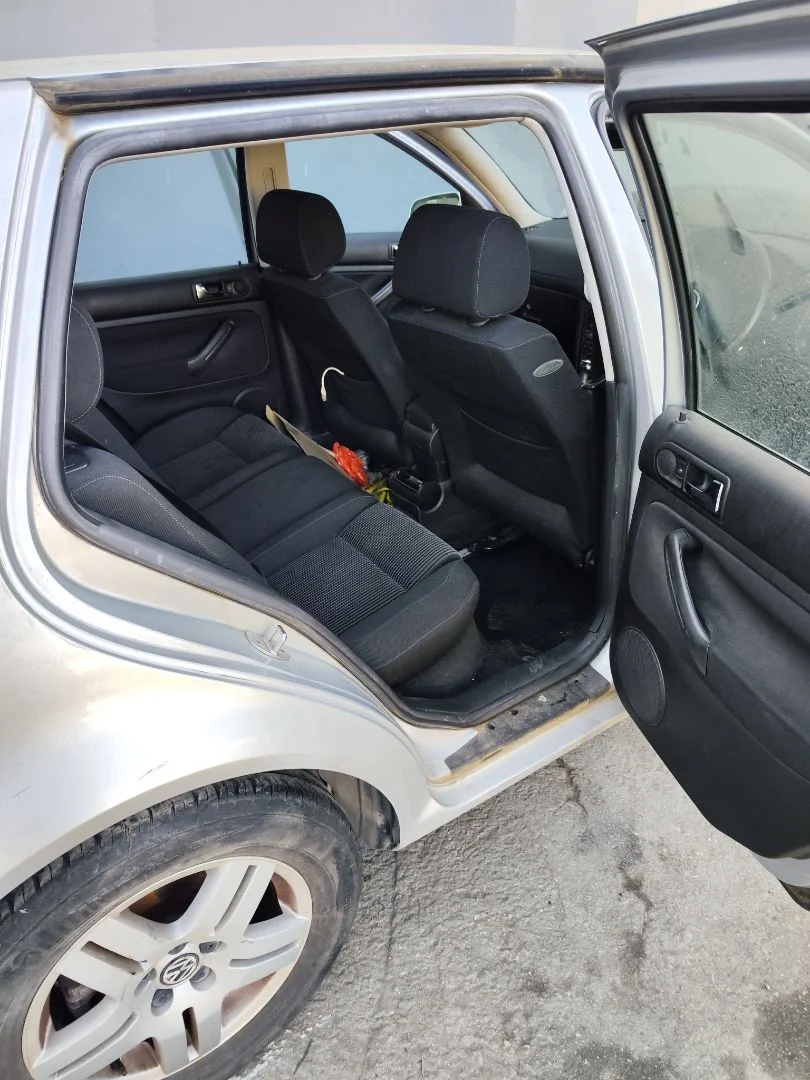 Foto de GOMAS CONTORNO PUERTA VOLKSWAGEN GOLF IV BERLINA (1J1)(10.1997) 1.9 TDI (131 CV / 96 KW)