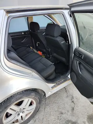 Foto de GOMAS CONTORNO PUERTA VOLKSWAGEN GOLF IV BERLINA (1J1)(10.1997) 1.9 TDI (131 CV / 96 KW)