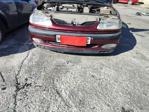 Foto de PARAGOLPES DELANTERO RENAULT LAGUNA (B56) 2.0  (113 CV / 83 KW)