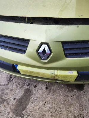 Foto de REJILLA DELANTERA RENAULT MEGANE II BERLINA 5P 1.6 CAT (113 CV / 83 KW)