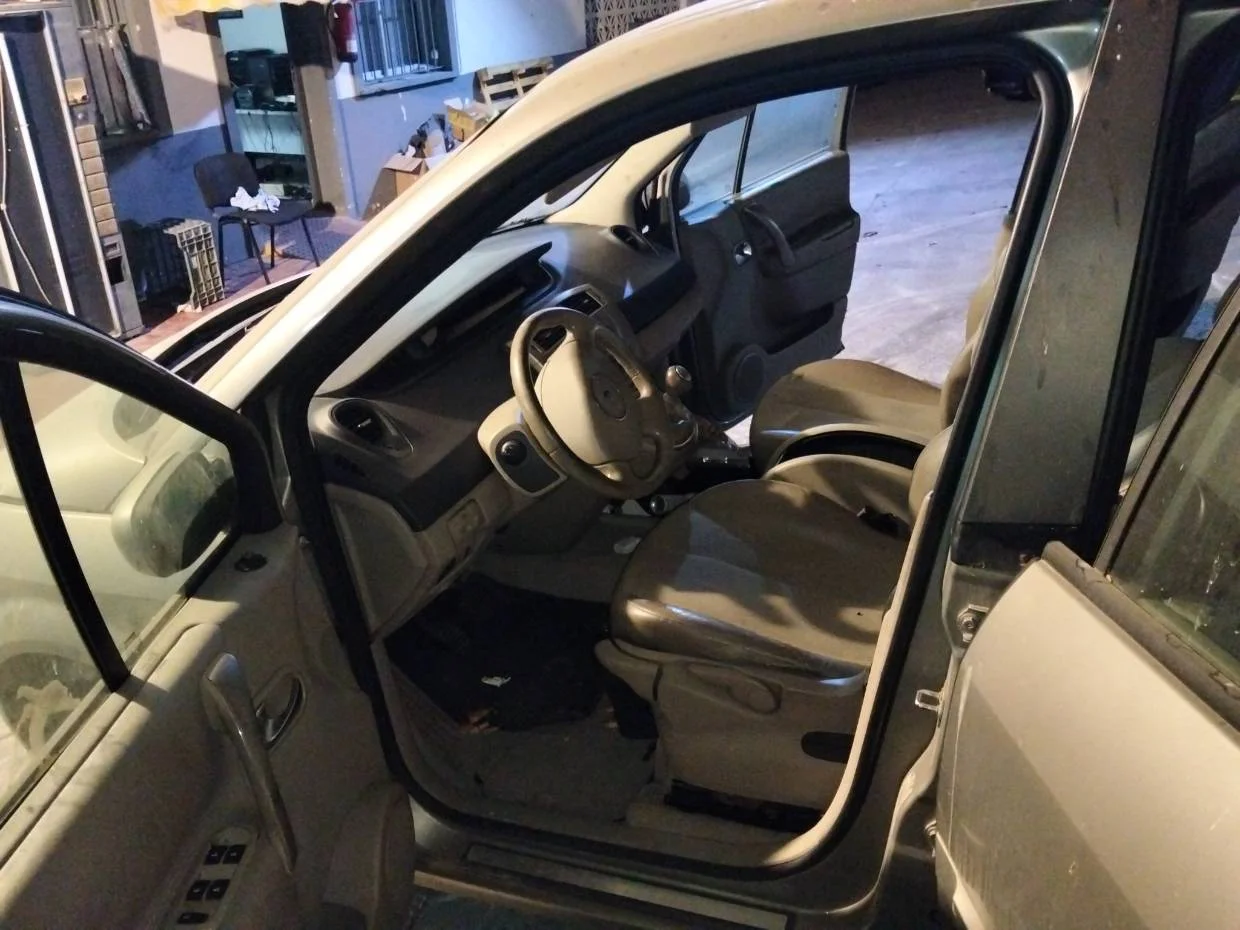 Foto de GOMAS CONTORNO PUERTA RENAULT SCENIC II (JM)