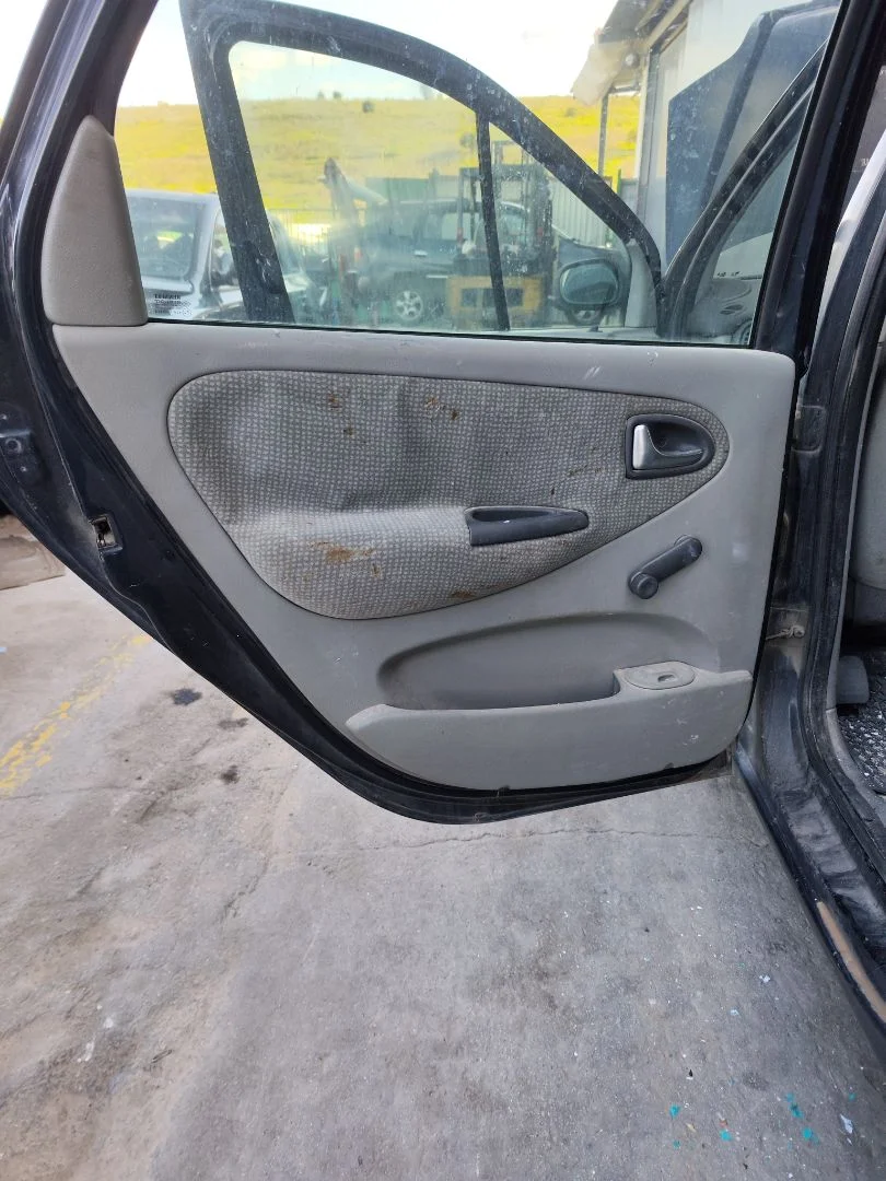 Foto de GUARNECIDO PUERTA TRASERA IZQUIERDA RENAULT SCENIC I (JA...) 1.9 dCi Diesel CAT (102 CV / 75 KW) referencia 7700415962