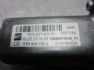 Foto de MOTOR ELEVALUNAS DELANTERO DERECHO SEAT ALTEA XL (5P5) 1.9 TDI (105 CV / 77 KW) referencia 5P0837402N foto 5