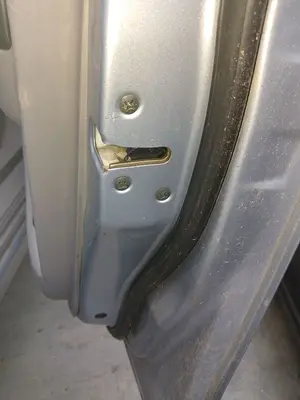 Foto de CERRADURA PUERTA DELANTERA DERECHA MITSUBISHI GRANDIS (NA0W) 2.0 DI-D CAT (136 CV / 100 KW)