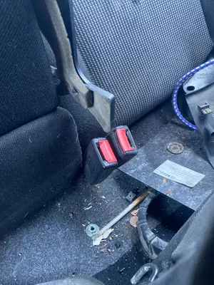 Foto de ENGANCHE CINTURON TRASERO CENTRAL VOLKSWAGEN GOLF IV BERLINA (1J1)(10.1997) 1.9 TDI (110 CV / 81 KW)
