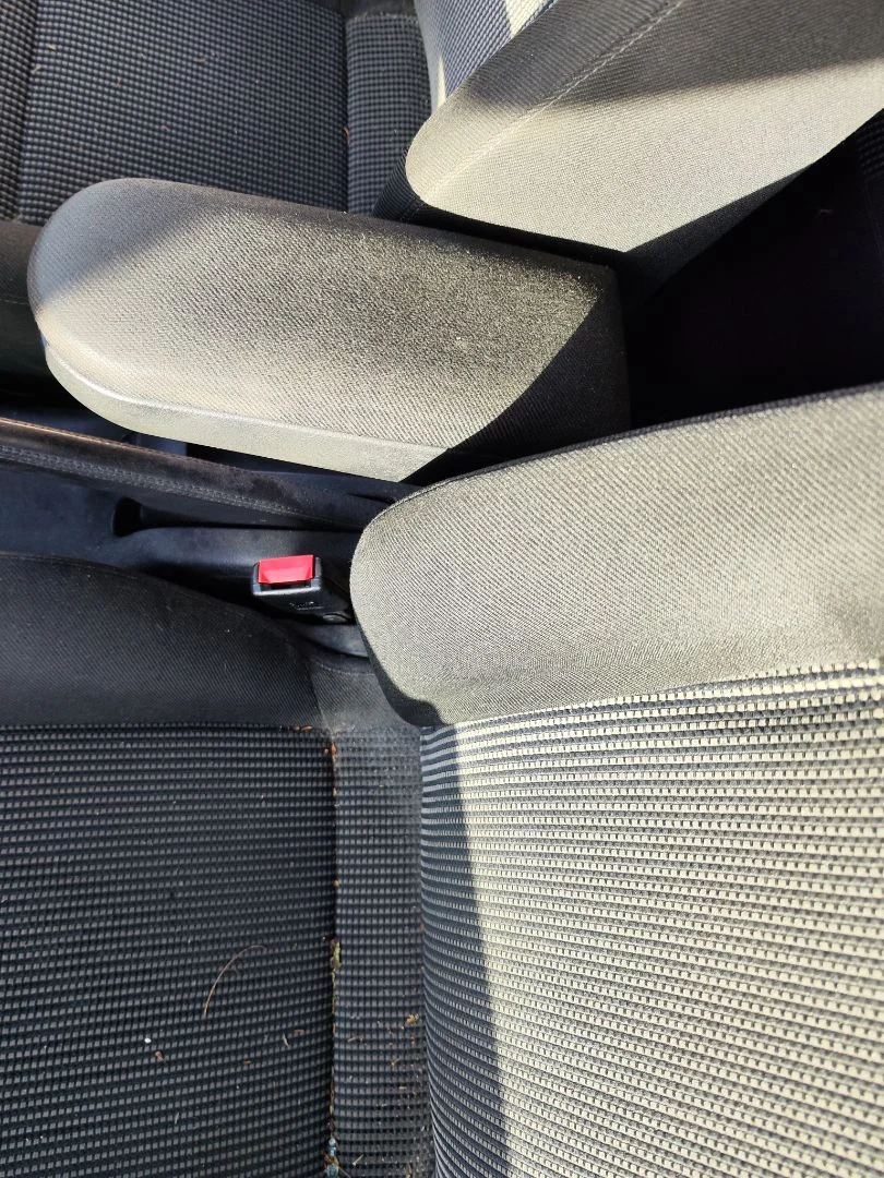 Foto de APOYABRAZOS CENTRAL VOLKSWAGEN GOLF IV BERLINA (1J1)(10.1997) 2.0 (116 CV / 85 KW)