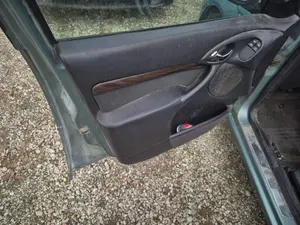 Foto de MANETA INTERIOR DELANTERA IZQUIERDA FORD FOCUS FAMILIAR (CAK) 1.8 TDDI Turbodiesel CAT (90 CV / 66 KW)