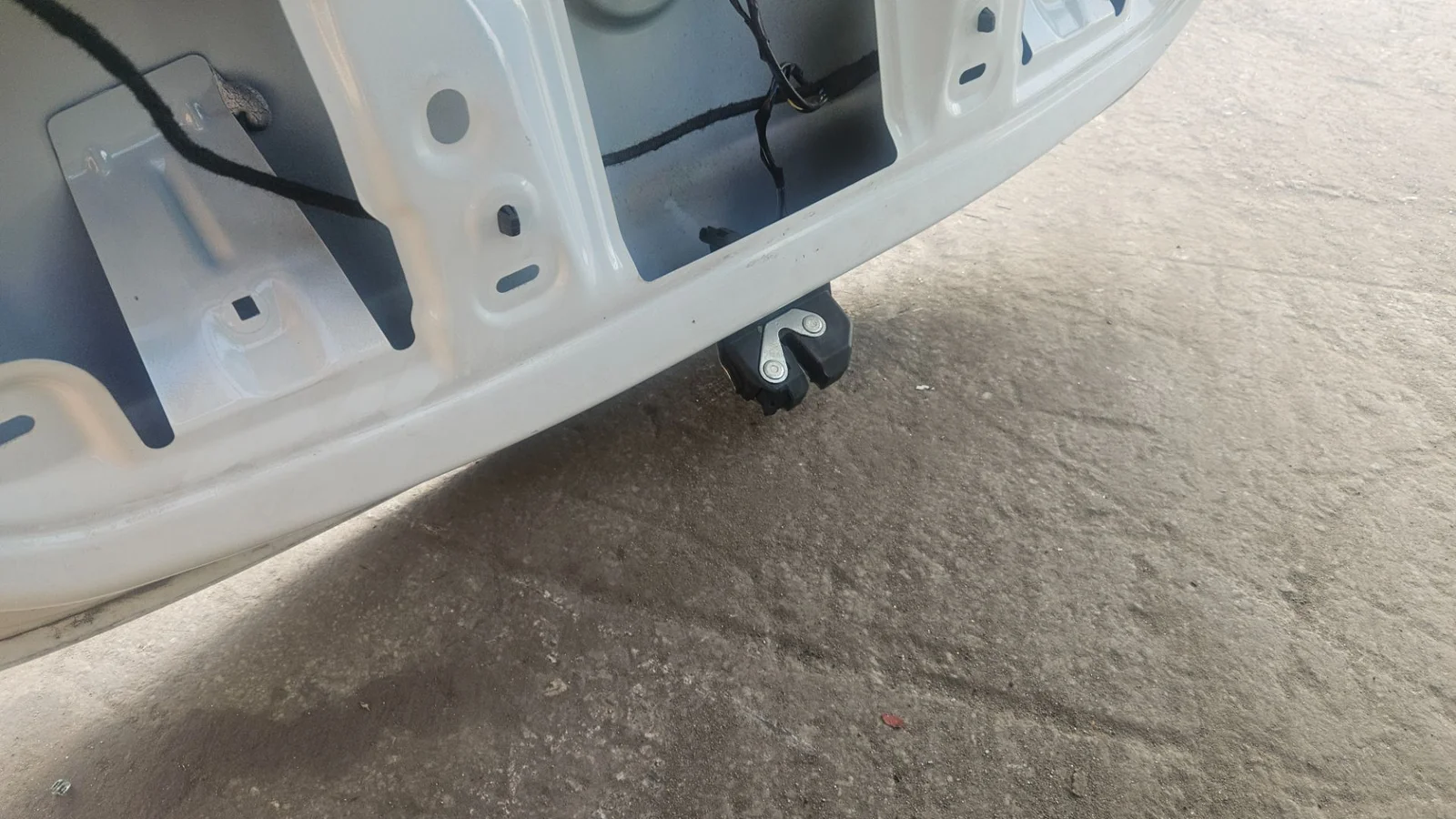 Foto de CERRADURA MALETERO / PORTON OPEL CORSA E 1.2 (69 CV / 51 KW)