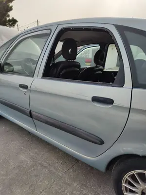 Foto de PUERTA TRASERA IZQUIERDA CITROEN XSARA PICASSO 2.0 HDi CAT (RHY / DW10TD) (90 CV / 66 KW)
