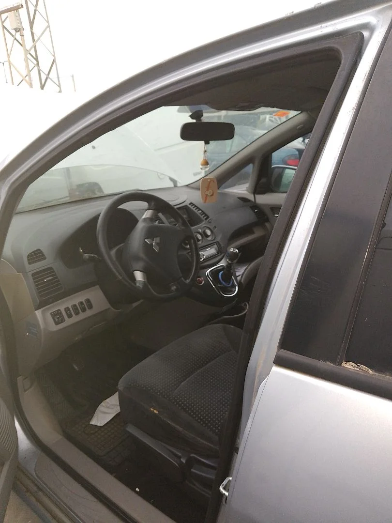 Foto de GOMAS CONTORNO PUERTA MITSUBISHI GRANDIS (NA0W) 2.0 DI-D CAT (136 CV / 100 KW)