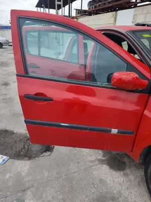 Foto de PUERTA DELANTERA DERECHA RENAULT CLIO III 1.5 dCi Diesel CAT (86 CV / 63 KW)