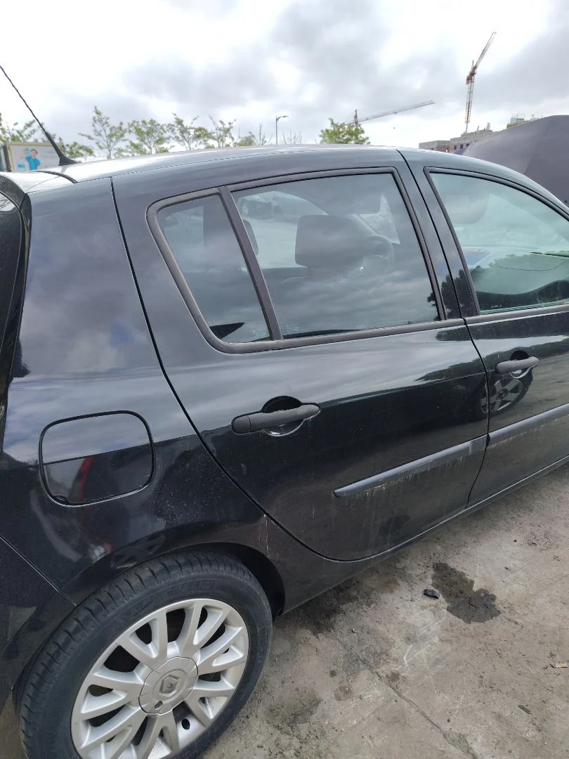 Foto de PUERTA TRASERA DERECHA RENAULT CLIO III 1.2 16V (75 CV / 55 KW)