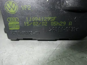 Foto de MOTOR REGULACION FAROS VOLKSWAGEN GOLF IV BERLINA (1J1)(10.1997) 1.6 16V (105 CV / 77 KW) referencia 1J0941295F foto 4