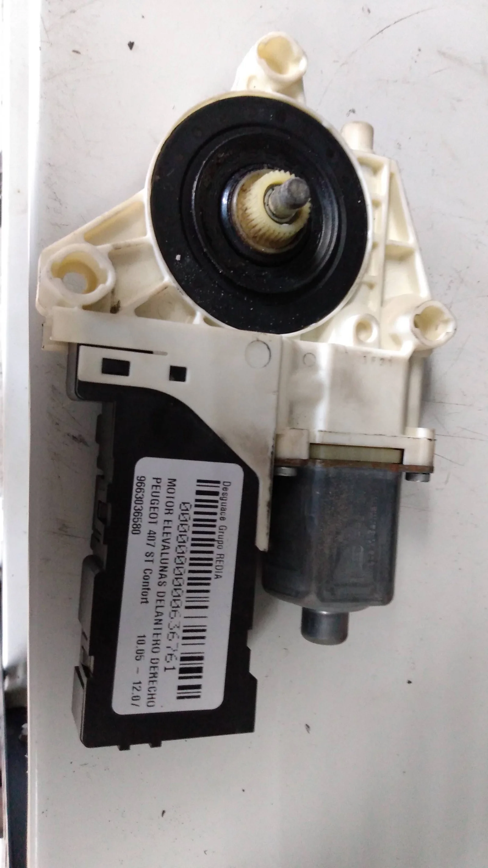 Foto de MOTOR ELEVALUNAS DELANTERO DERECHO PEUGEOT 407 2.0 16V CAT (RFJ / EW10A) (140 CV / 103 KW) referencia 9663036580