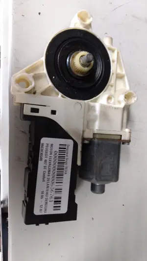 Foto de MOTOR ELEVALUNAS DELANTERO DERECHO PEUGEOT 407 2.0 16V CAT (RFJ / EW10A) (140 CV / 103 KW) referencia 9663036580 foto 1