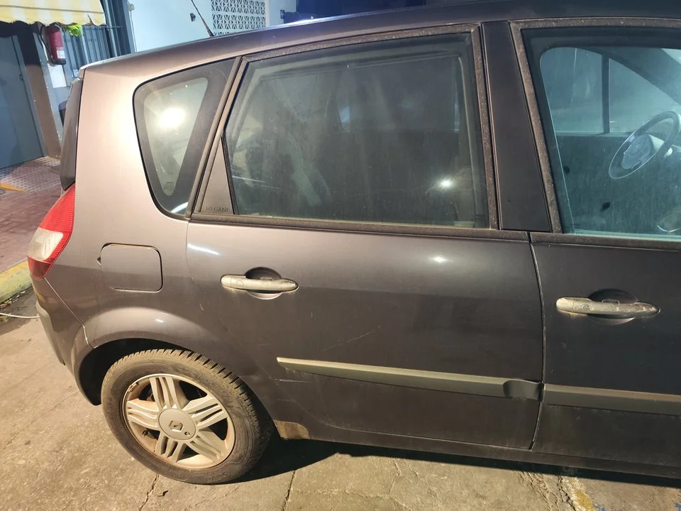 Foto de PUERTA TRASERA IZQUIERDA RENAULT SCENIC II (JM) 1.9 dCi Diesel (120 CV / 88 KW) referencia 7751475408