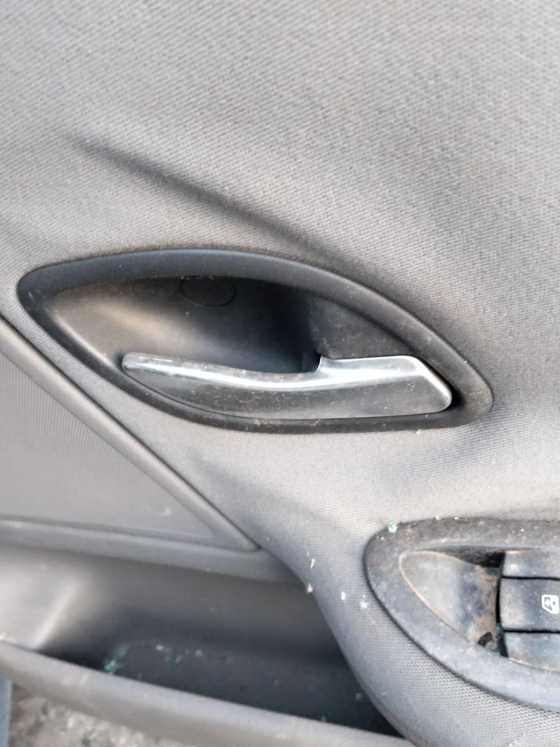 Foto de MANETA INTERIOR TRASERA DERECHA RENAULT LAGUNA II (BG0) 1.9 dCi Diesel CAT (101 CV / 74 KW) referencia 8200000724