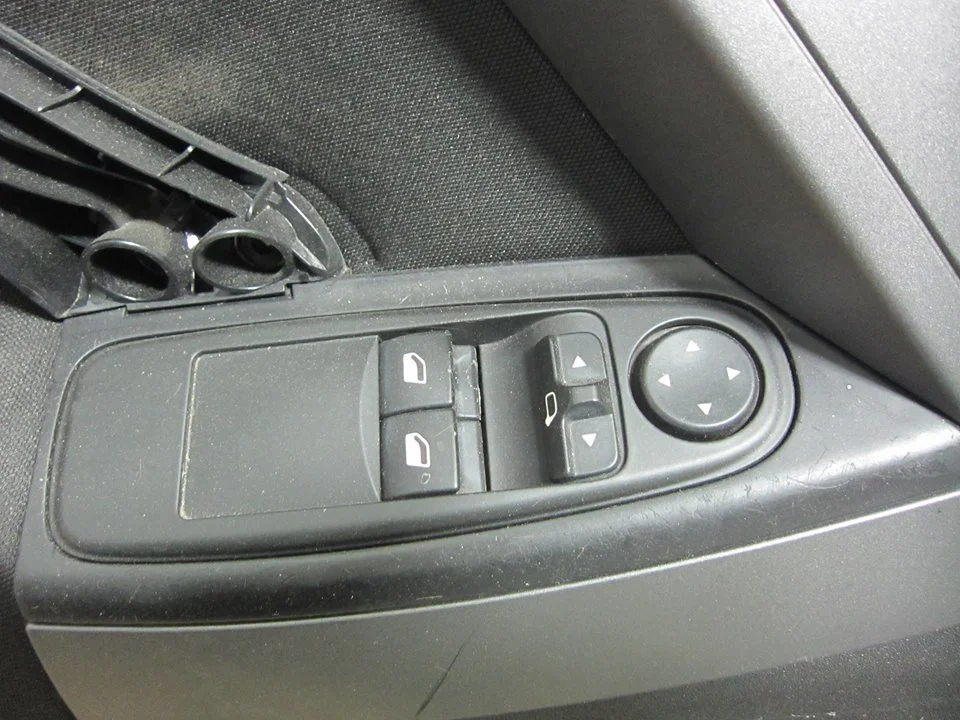 Foto de MANDO ELEVALUNAS DELANTERO DERECHO CITROEN GRAND C4 PICASSO 1.6 16V (120 CV / 88 KW) referencia 96639380ZD
