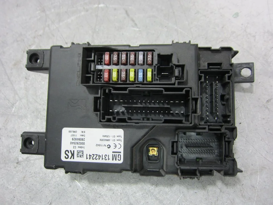 Foto de CAJA RELES / FUSIBLES OPEL CORSA D 1.2 16V CAT (Z 12 XEP / LB4) (80 CV / 59 KW) referencia 28084929