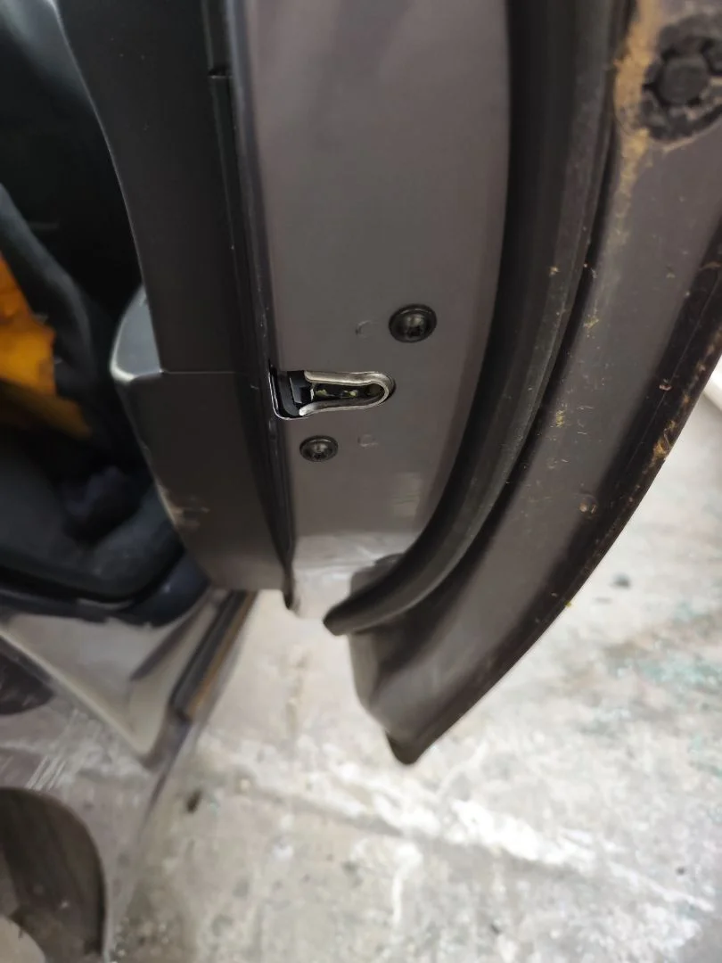 Foto de CERRADURA PUERTA TRASERA DERECHA CHEVROLET CRUZE 2.0 Diesel CAT (163 CV / 120 KW) referencia 13579557