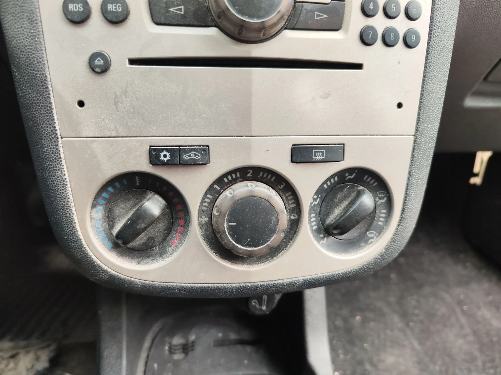 Foto de MANDO CALEFACCION / AIRE ACONDICIONADO OPEL CORSA D 1.3 16V CDTI (75 CV / 55 KW)